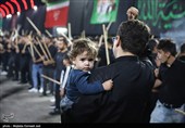 مراسم عزاداری شاه حسین گویان شب عاشورای حسینی در ارومیه