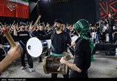 مراسم عزاداری شاه حسین گویان شب عاشورای حسینی در ارومیه