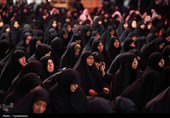 حضور بانوان عزادار در جوار حرم کریمه اهل‌بیت(س) روز عاشورا