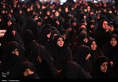 حضور بانوان عزادار در جوار حرم کریمه اهل‌بیت(س) روز عاشورا