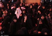 حضور بانوان عزادار در جوار حرم کریمه اهل‌بیت(س) روز عاشورا