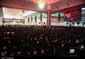 حضور بانوان عزادار در جوار حرم کریمه اهل‌بیت(س) روز عاشورا