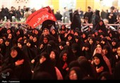 حضور بانوان عزادار در جوار حرم کریمه اهل‌بیت(س) روز عاشورا