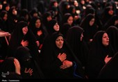 حضور بانوان عزادار در جوار حرم کریمه اهل‌بیت(س) روز عاشورا