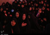 حضور بانوان عزادار در جوار حرم کریمه اهل‌بیت(س) روز عاشورا
