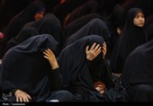 حضور بانوان عزادار در جوار حرم کریمه اهل‌بیت(س) روز عاشورا