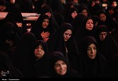 حضور بانوان عزادار در جوار حرم کریمه اهل‌بیت(س) روز عاشورا