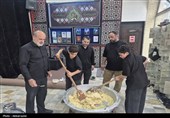عطر احسان حسینی در عاشورای اردبیل؛ پخت و توزیع نذری میان عزاداران به روایت تصویر