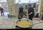 عطر احسان حسینی در عاشورای اردبیل؛ پخت و توزیع نذری میان عزاداران به روایت تصویر