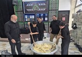 عطر احسان حسینی در عاشورای اردبیل؛ پخت و توزیع نذری میان عزاداران به روایت تصویر