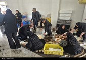 عطر احسان حسینی در عاشورای اردبیل؛ پخت و توزیع نذری میان عزاداران به روایت تصویر