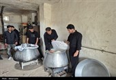 عطر احسان حسینی در عاشورای اردبیل؛ پخت و توزیع نذری میان عزاداران به روایت تصویر
