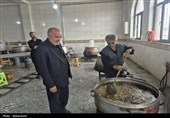 عطر احسان حسینی در عاشورای اردبیل؛ پخت و توزیع نذری میان عزاداران به روایت تصویر