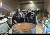 عطر احسان حسینی در عاشورای اردبیل؛ پخت و توزیع نذری میان عزاداران به روایت تصویر