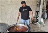 عطر احسان حسینی در عاشورای اردبیل؛ پخت و توزیع نذری میان عزاداران به روایت تصویر