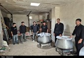 عطر احسان حسینی در عاشورای اردبیل؛ پخت و توزیع نذری میان عزاداران به روایت تصویر