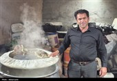 عطر احسان حسینی در عاشورای اردبیل؛ پخت و توزیع نذری میان عزاداران به روایت تصویر