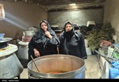 عطر احسان حسینی در عاشورای اردبیل؛ پخت و توزیع نذری میان عزاداران به روایت تصویر