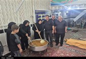 عطر احسان حسینی در عاشورای اردبیل؛ پخت و توزیع نذری میان عزاداران به روایت تصویر