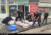 عطر احسان حسینی در عاشورای اردبیل؛ پخت و توزیع نذری میان عزاداران به روایت تصویر