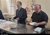 عطر احسان حسینی در عاشورای اردبیل؛ پخت و توزیع نذری میان عزاداران به روایت تصویر