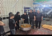 عطر احسان حسینی در عاشورای اردبیل؛ پخت و توزیع نذری میان عزاداران به روایت تصویر