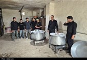 عطر احسان حسینی در عاشورای اردبیل؛ پخت و توزیع نذری میان عزاداران به روایت تصویر