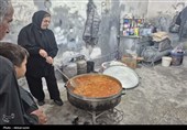 عطر احسان حسینی در عاشورای اردبیل؛ پخت و توزیع نذری میان عزاداران به روایت تصویر