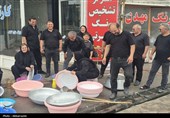 عطر احسان حسینی در عاشورای اردبیل؛ پخت و توزیع نذری میان عزاداران به روایت تصویر