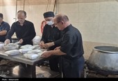 عطر احسان حسینی در عاشورای اردبیل؛ پخت و توزیع نذری میان عزاداران به روایت تصویر