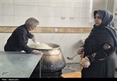 عطر احسان حسینی در عاشورای اردبیل؛ پخت و توزیع نذری میان عزاداران به روایت تصویر