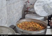 عطر احسان حسینی در عاشورای اردبیل؛ پخت و توزیع نذری میان عزاداران به روایت تصویر