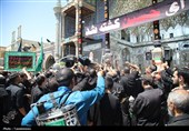 عطرافشانی عزاداران حسینی حرم بانوی کرامت