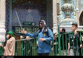 عطرافشانی عزاداران حسینی حرم بانوی کرامت