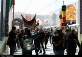 عطرافشانی عزاداران حسینی حرم بانوی کرامت