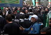 عطرافشانی عزاداران حسینی حرم بانوی کرامت