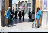 عطرافشانی عزاداران حسینی حرم بانوی کرامت