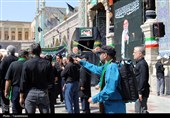عطرافشانی عزاداران حسینی حرم بانوی کرامت