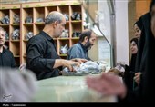 خادمان زائران در روز عاشورا