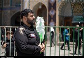 خادمان زائران در روز عاشورا