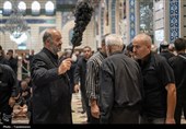 خادمان زائران در روز عاشورا
