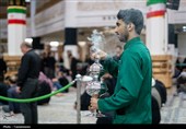خادمان زائران در روز عاشورا