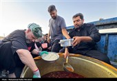 تهیه و توزیع غذای نذری در روستای حاجی‌آباد