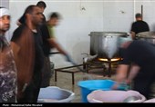 تهیه و توزیع غذای نذری در روستای حاجی‌آباد