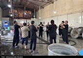 تهیه و توزیع غذای نذری در روستای حاجی‌آباد