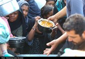تهیه و توزیع غذای نذری در روستای حاجی‌آباد