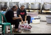 تهیه و توزیع غذای نذری در روستای حاجی‌آباد
