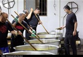 تهیه و توزیع غذای نذری در روستای حاجی‌آباد