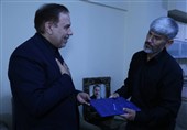 خانواده شهدا چشم و چراغ ملت هستند