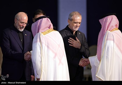 رؤساء الدول والمسؤولون الأجانب یؤدون تحیة الوداع للجثمان الطاهر للإمام الشهید (رض)